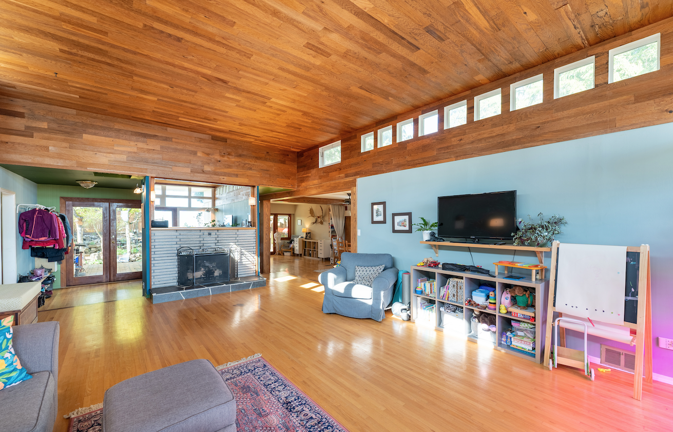 COZY FAMILY HOME IN THE HEART OF AMBLESIDE- 1488 Palmerston Avenue, West Vancouver